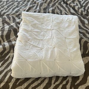 ⭐️🌴CB2 Mahalo Quilt Sticth Design Twin